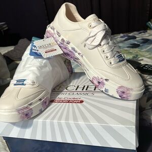 Brand New NEVER even tried on Skechers Court Classics. Size 8